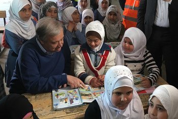 الأمين العام للأمم المتحدة أنطونيو غوتيريش في مخيم الزعتري للاجئين في الأردن. المصدر: ستيفان دوجاريك