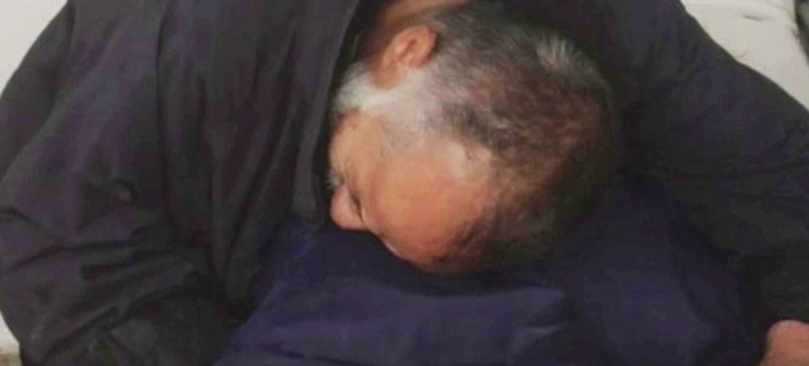 Житель Мосула оплакивает гибель пятилетней внучки, убитой боевиками ИГИЛ Фото МОМ