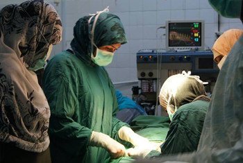 المرضى في اليمن يكافحون من أجل الحصول على الخدمات الصحية، بما في ذلك العمليات الجراحية، بسبب النقص الحاد في العاملين الصحيين المتخصصين وسط أزمة مالية وعدم وجود ميزانية تشغيلية لمرافق الصحة العامة. المصدر: منظمة الصحة العالمية / صادق الوصابي