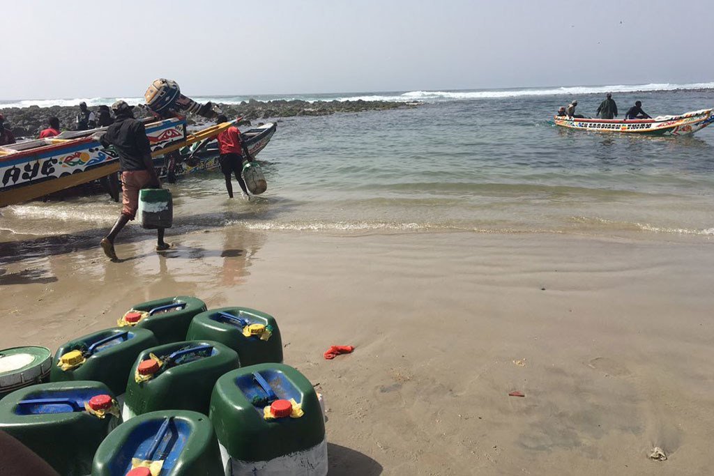 Des pêcheurs de Yoff, au Sénégal, se préparent à prendre la mer.