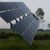 Les panneaux solaires de Nusra, une ONG qui apporte l'irrigation solaire aux agriculteurs et aux systèmes solaires domestiques aux familles de Rohertek, au Bangladesh.