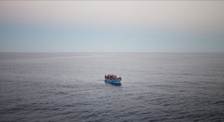 Un barco de refugiados y migrantes en el Mediterráneo en 2014.