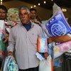L'OIM distribue des produits non alimentaires à des Iraquiens déplacés.