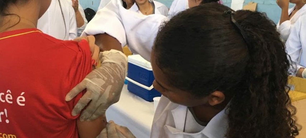 Campanha de vacinação contra a febre amarela no Brasil.
