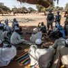 Представители ЮНАМИД встретились с лидерами  общин в лагере для перемещенных  лиц «Зам Зам»   на севере Дарфура. Фото ЮНАМИД