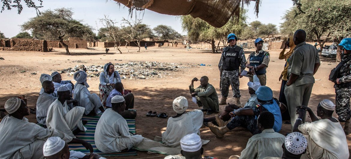 Les Casques bleus de la MINUAD ont rencontré des chefs communautaires dans le camp de Zam Zam pour les personnes déplacées près d'El Fasher, au nord du Darfour.