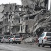 Автоколонна ООН едет через разрушенный Хомс