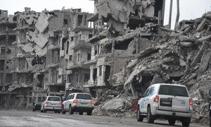 Автоколонна ООН едет через разрушенный Хомс
