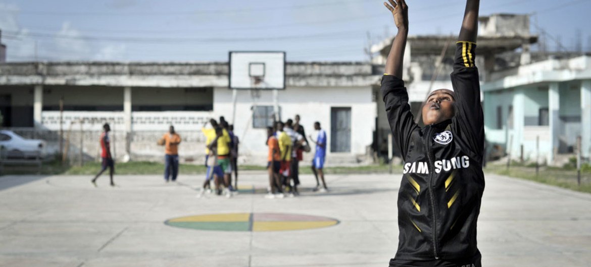 Девочка играет баскетбол  на  одной из спортивных площадок в Могадишо. Фото ООН