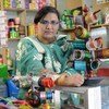 Une femme vendant des cosmétiques au Pakistan.