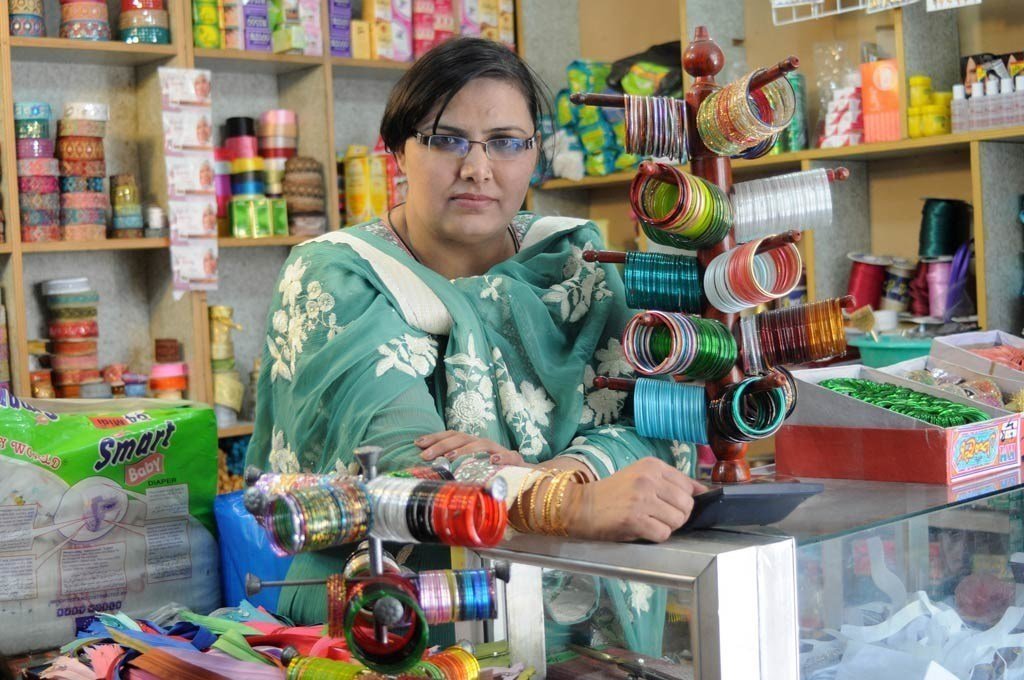 Une femme vendant des cosmétiques au Pakistan.