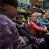 Первоклассники на востоке Украины, среди которых 6-летняя Саша (в красном свитере), участвуют в практических занятиях, посвященных  тому, как им действовать в  случае  обстрелов. Фото: ЮНИСЕФ