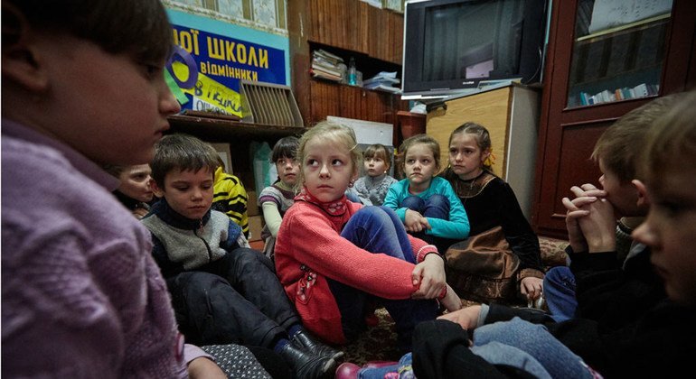 Школьники на востоке Украины участвуют в практических занятиях, посвященных  тому, как действовать в  случае  обстрелов