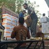 Сотрудники ООН разгружают помощь для 35 тысяч сирийцев в труднодоступных городах Ялда, Бабила и Бейт-Сахам в провинции Дамаск. Фото ВПП