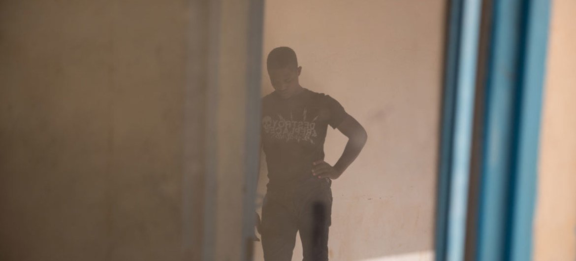 一个年轻人在尼日尔阿加德兹的一处过境中心等待。他与他的弟弟在尝试逃到欧洲失败后返回国内。