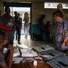 ساندرا أونوريه الممثلة الخاصة للأمين العام في هايتي، تزور مركزا للاقتراع أثناء الانتخابات التي جرت مطلع 2017. Photo; UN/MINUSTAH/Logan Abassi