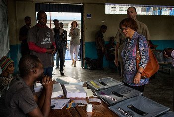 Head of the UN Mission in Haiti (MINUSTAH) Sandra Honoré (right) visits voting stations in Port au Prince, during the country’s 29 January 2017 elections. Photo; UN/MINUSTAH/Logan Abassi