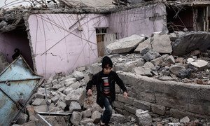 Criança brinca em ruínas de edifício destruído por combates entre forças de segurança iraquianas e Isil.