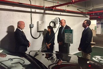 Installation de bornes de recharge de véhicules électriques dans le garage du siège de l'ONU. Photo ONU PAG
