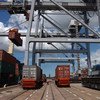 Ежегодно  на судах перевозится более 500 миллионов крупных стальных контейнеров.  Фото ФАО