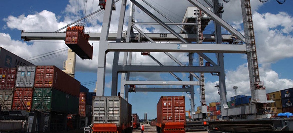 Ежегодно  на судах перевозится более 500 миллионов крупных стальных контейнеров.  Фото ФАО