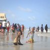 Des enfants somaliens jouant sur une plage de Mogadiscio, la capitale du pays. 400.000 enfants de la région seront vaccinés contre la polio et la rougeole.