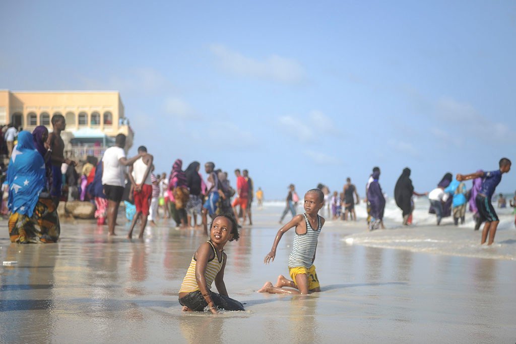 Des enfants somaliens jouant sur une plage de Mogadiscio, la capitale du pays. 400.000 enfants de la région seront vaccinés contre la polio et la rougeole.