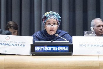La Vice-secrétaire générale de l'ONU, Amina Mohammed, s'exprimant lors de la réunion de haut niveau sur le financement des Objectifs de développement durable. Photo ONU / Rick Bajornas
