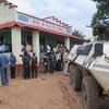 一个联合国小组在刚果民主共和国中开赛省的Tshimbulu镇进行调查访问，该镇发现了15个乱葬坑。 联刚稳定团图片 / Biliaminou Alao