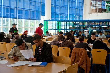 学生在一所大学的图书馆学习。