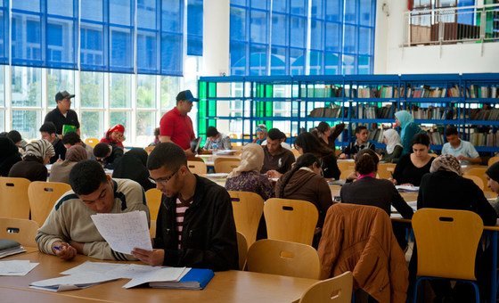 学生在一所大学的图书馆学习。