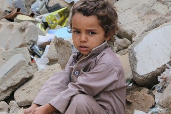 Un niño se sienta en los escombros de su casa destruida en Yemen, en la provincia de Saada, donde casas, escuelas y hospitales han sido destruidas por los bombardeos.