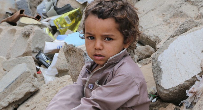 Un niño se sienta en los escombros de su casa destruida en Yemen, en la provincia de Saada, donde casas, escuelas y hospitales han sido destruidas por los bombardeos.