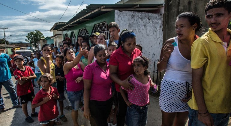 Venezolanos hacen cola para comprar comida en Cumaná. 