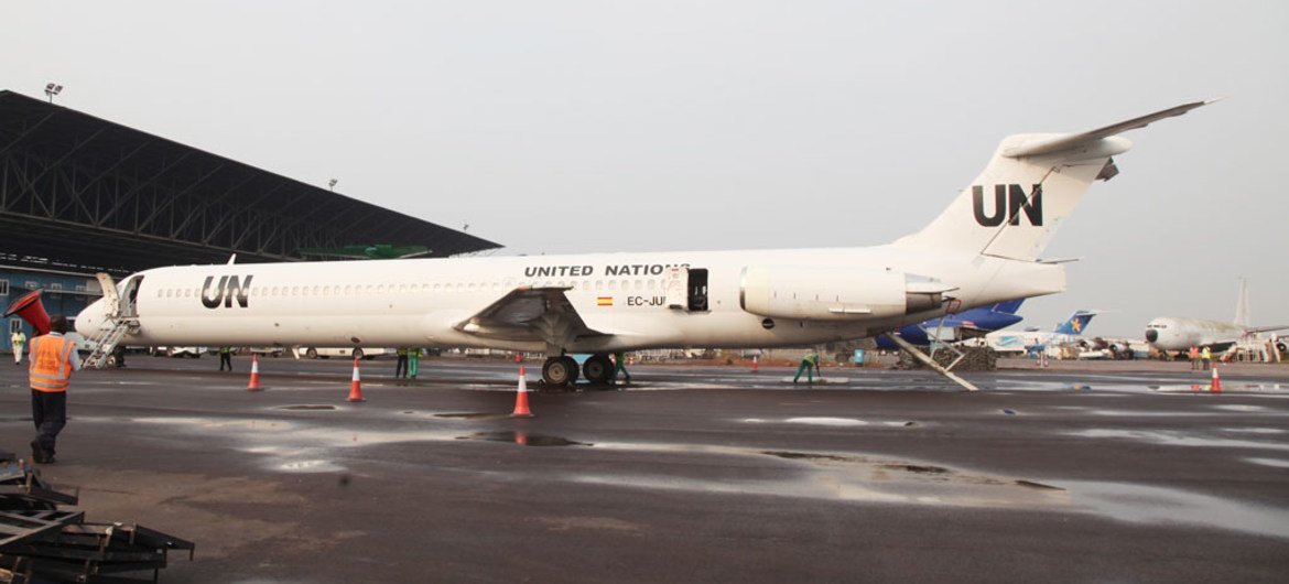 联合国刚果民主特派团的一架飞机在机场停靠。