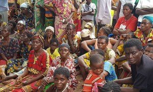 Des personnes revenues au village de Kasala, dans la province de Kasai, en RDC, attendent une distribution alimentaire par l'ONG COPROMOR et Christian Aid.