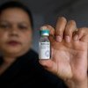 一名卫生工作者在西南部城市库尔纳（Khulna）的一个医疗设备储存点展示针对B型流感嗜血杆菌、白喉、破伤风、百日咳和乙型肝炎的疫苗。