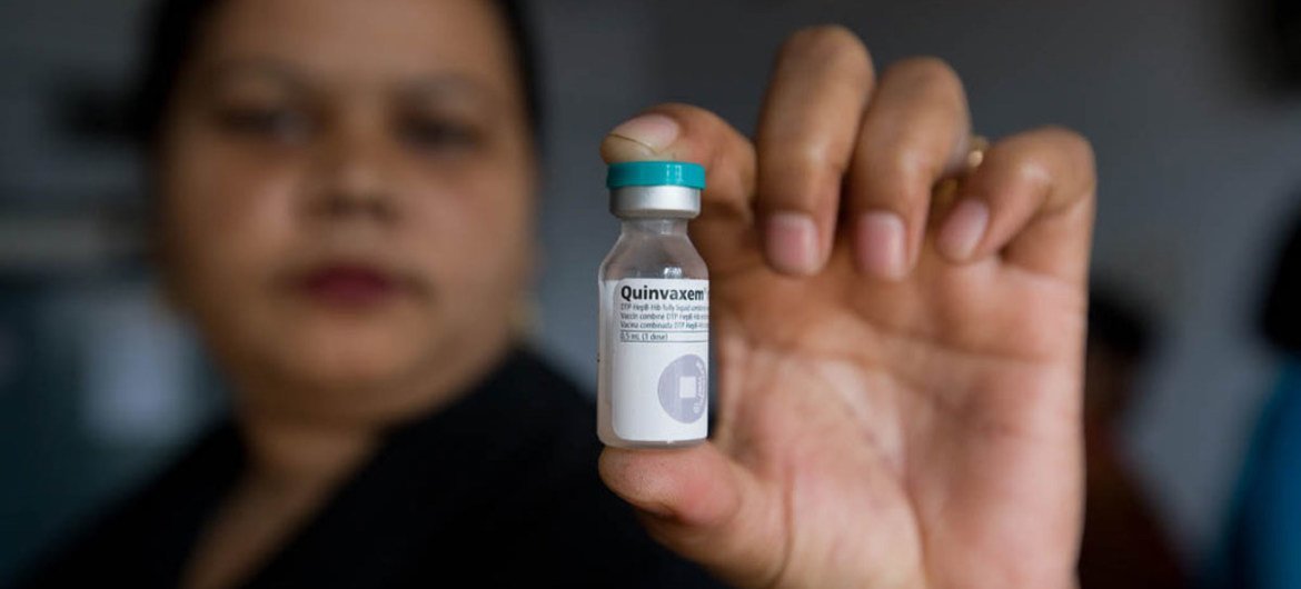 Una empleada de un centro de almacenamiento de medicamentos en Bangladesh muestra una vacuna contra la difteria, el tétanos, la tos ferina y la hepatitis B. Foto: UNICEF/Shehab Uddin