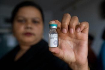 Trabalhadora de saúde segura uma vacina contra difteria 