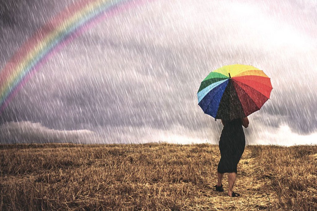 一名妇女打着伞走在雨中。