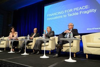 Le Secrétaire général António Guterres (deuxième depuis la droite) s'exprimant lors d'une table-ronde consacrée au financement pour la paix lors de la Réunion de printemps de la Banque mondiale. Sont également présents le Président de la Commission européenne, Jean-Claude Juncker (droite), et le Président de la Banque mondiale, Jim Yong Kim (gauche
