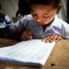 Un enfant s'exerce à écrire à l'école à Tachilek, au Myanmar.