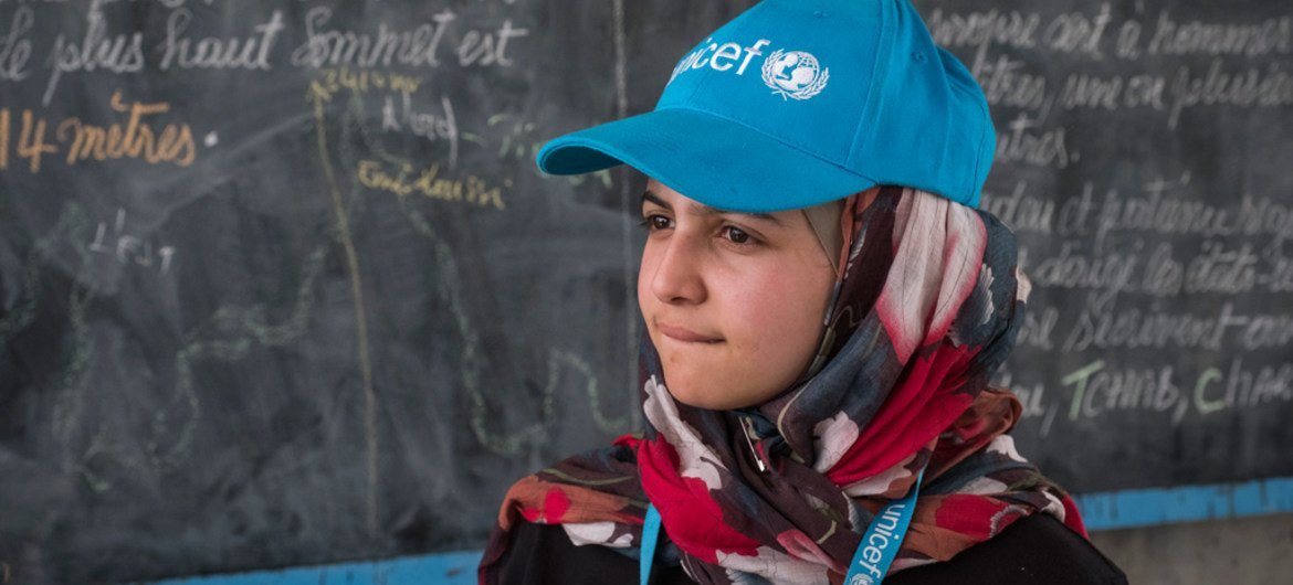 Muzoon Almellehan, refugiada siria y activista del derecho a la educación, en una visita a una escuela en Chad. Foto de archivo: UNICEF/Sokhin