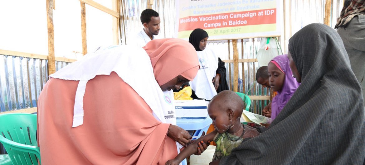 Un enfant est vacciné contre la rougeole lors d'une campagne de vaccination au camp de Beerta Muuri à Baidoa, en Somalie, en avril 2017 (archives). Photo UNICEF/Yasin Mohamed Hersi