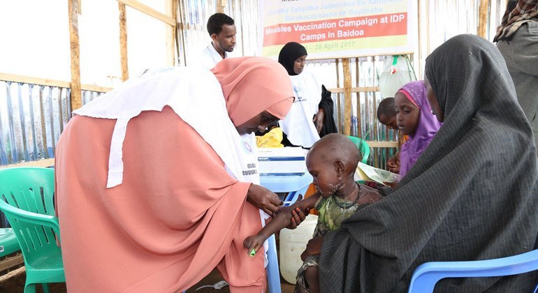 索马里儿童正在接受麻疹免疫接种。