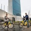 世界上第一个也是最大的自行车分享平台ofo的首席执行官戴威（图右）在联合国纽约总部前。开发署图片/Freya Moralesofo