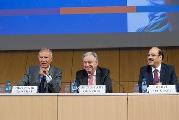 Le Secrétaire général de l'ONU, António Guterres (centre), aux côté du Directeur général de l'OMPI, Francis Gurry (à gauche) et du Sous-Directeur général et chef de cabinet de l'OMPI, Naresh Prasad (à droite) à Genève pour la Journée mondiale de la propriété intelectuelle.