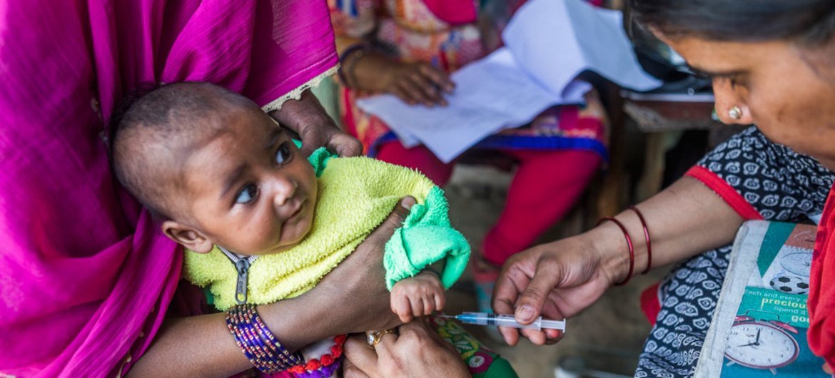 Une aide-soignante procède à une vaccination dans l'Etat de l'Uttar Pradesh, en Inde. Photo UNICEF/Prashanth Vishwanathan