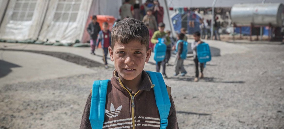 Мальчик из числа перемещенных лиц  из  Мосула. Фото Управления  ООН  по координации гуманитарных вопросов