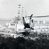 Вертолет во время операции по ликвидации последствий на Чернобыльской АЭС